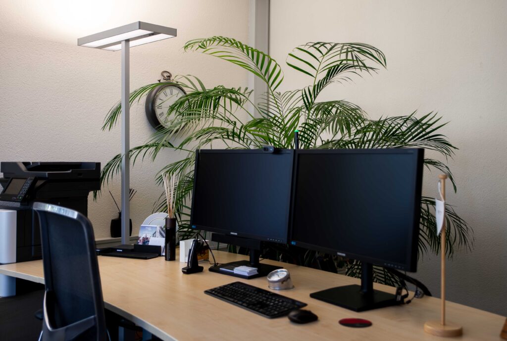 ATLOGIS-Office mit Stehleuchte
